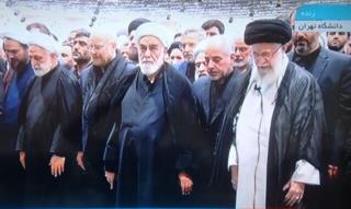 رهبر انقلاب بر پیکر رئیس‌جمهور شهید و همراهان نماز اقامه کردند