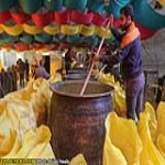 des: مراسم پخت سمنو  که در زبان محلی شیراز به آن سمنی گفته می‌شود، همه ساله در روزهای پایانی سال اجرا می‌شود