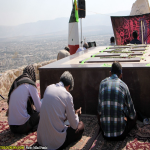 des: قرائت دعای عرفه در جوار شهدای گمنام واقع در پارک کوهستانی نور شیراز / عکس: میلاد پناهی
