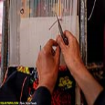 des: در شهرستان مرودشت فارس بانوی روشندلی به نام نسا زارع زندگی میکند که در کودکی به علت سقوط از ارتفاع بینایی خود را از دست داده، اما با پشتکار و ذوق هنری خود، حال که بیش از 4 دهه از عمر خویش را پشت سر گذاشته،  دست به خلق قالیچه های دست باف کم نظیری می زند