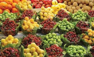 قدرت خرید مردم به شدت کاهش یافته است و میوه به صورت دانه‌ای  خریداری می‌شود