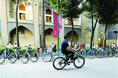 مدیر مرکز کنترل ترافیک شهرداری شیراز: وسایل نقلیه متعرض به مسیر دوچرخه‌سواری شیراز جریمه می‌شوند