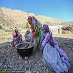 des: هر سال با آغاز  فصل بهار وگرم شدن هوا عشایر  فارس به مناطق خنک‌تر کوچ می‌کنند. این سنت موجب شده تا کوچ‌کنندگان در مقصدشان اقدام به ساخت خانه کنند تا کمتر از چادر استفاده شود