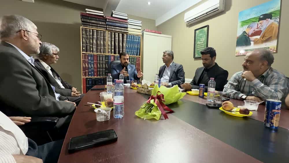 desنشست استاندار و مدیرکل فرهنگ و ارشاد فارس با خبرنگاران روزنامه های طلوع و عصر مردم