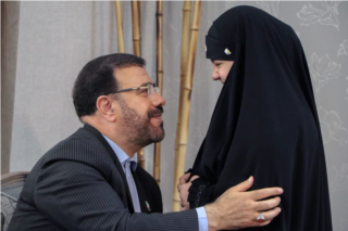 تکریم استاندار فارس و مدیر کل بنیاد شهید استان از خانواده شهیدان رضا فتحی  و رحمان رضایی