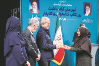 رئیس جمهور سه نشان ملی همخوان  را به استان فارس اهدا کرد