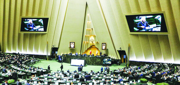 بانک‌های ناتراز منحل یا ادغام شوند