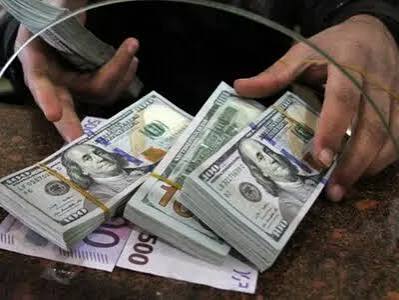 فروش دلار به مردم، قیمت بالای ارز را تثبیت و نرخ آن را دوباره افزایش می‌دهد